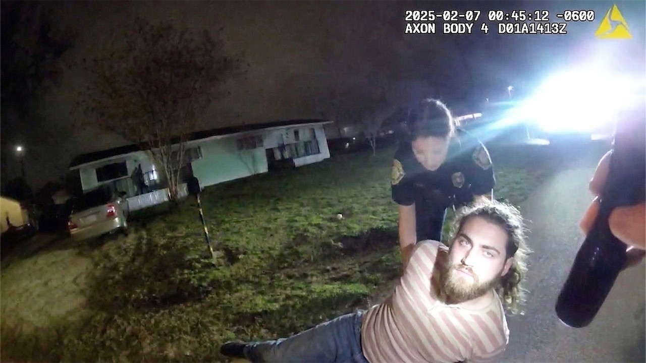 Thumbnail for Boyfriend Shoots Girlfriend Over a Flirty Text Message & Calls 911 to Confess